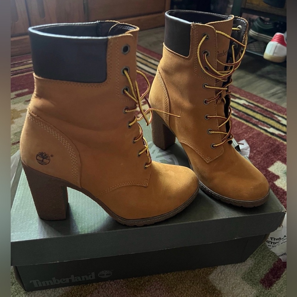 Women’s Timberland heeled Boots  Sz 6.5 in excellent condition